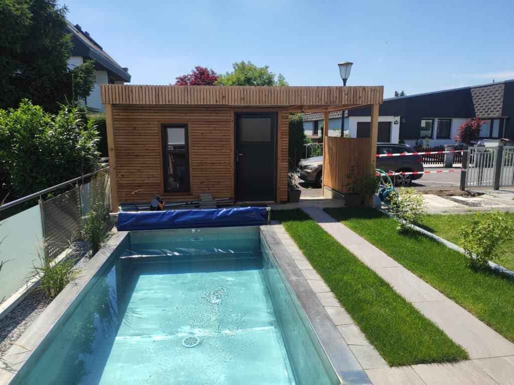 Poolhaus mit Lärchenholz und angelegtem Gehweg